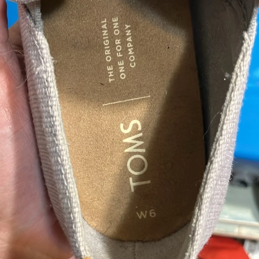 Tom’s women’s low heeled slip on vegan shoe size 6